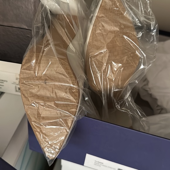 Stuart Weitzman - Picture 6 of 8